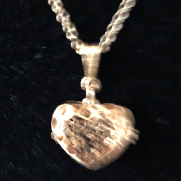 Elegant Gold Heart Locket Necklace - Picture 7 of 8